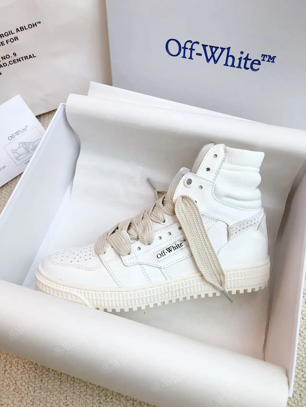 Men's shoes💰620 OFF WHITE ⚡️Couple style⚡️🍓New color🍓 The latest spring model of Gaobang street casual Martin style masterpiece, released the highest quality version on the market 👊 Series original mold opening, original lasting, production technology 1:1 original ➰🔜The best choice for more and more celebrities and Internet celebrities🔸In the classics Changes in the code🔸Innovate in the trend🔸Strive to break away from the shackles of bad street design🔝Although he is not the originator of fashion design, he is definitely a shining dark horse in avant-garde design🐴🆙Do not follow the trend🔅Not universal beauty🔅 Fabric💯First-layer cowhide Lining💯Imported skin-friendly and environmentally friendly polyester mesh Foot pads💯Original molded high-elastic environmentally friendly molding pads Midsole💯Original sleeve lasting process Outsole💯Rubber outsole Packaging💯Official website synchronizes a full set of packaging (brand wrapping paper, brand certificate, brand bag) code number 35-44, 45 customized
